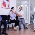 Donna e marito che piangono nella sala d'attesa dell'ospedale