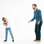 Padre arrabbiato rimprovera il figlio
