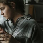 Ragazza vittima di bullismo