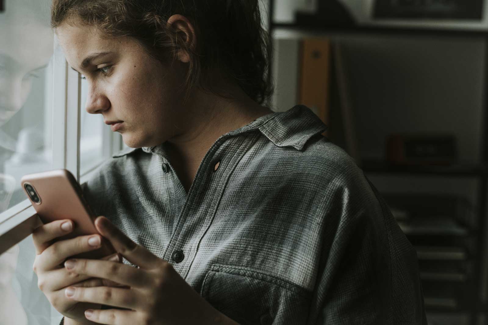 Ragazza vittima di bullismo